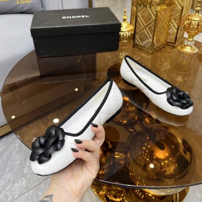 Chanel autumn and winter new white round head with camellia retro loafers - Image 2