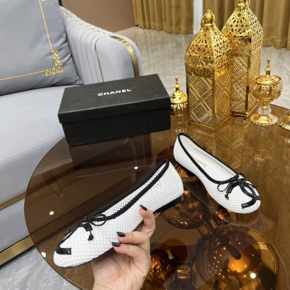 Chanel autumn and winter new white round head with bow retro loafers - Image 2