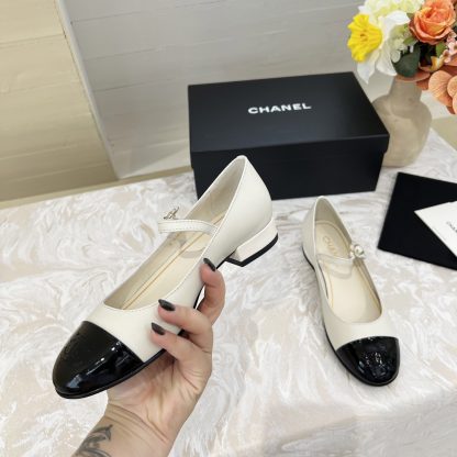 Chanel autumn and winter new white retro style small round head thick heel loafers - Image 2