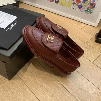 Chanel's new elegant and durable red loafers for early spring - Image 2