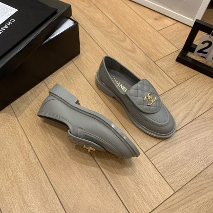 Chanel's new elegant and durable blue-gray loafers for early spring - Image 2