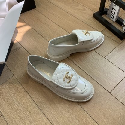 Chanel's new elegant and durable beige shiny loafers for early spring - Image 2