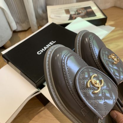 Chanel's new elegant and durable blue-gray shiny loafers for early spring - Image 2