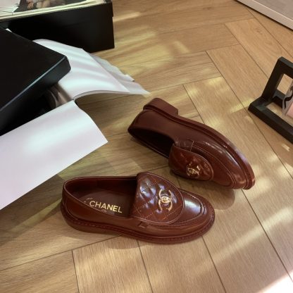 Chanel's new elegant and durable red shiny loafers for early spring - Image 2