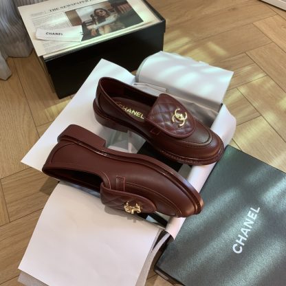 Chanel's new elegant and durable red matte loafers for early spring - Image 2