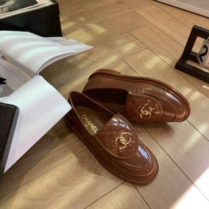 Chanel's new elegant and durable brown loafers for early spring - Image 2