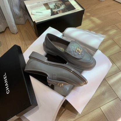 Chanel's new elegant and durable blue-gray matte loafers for early spring - Image 2