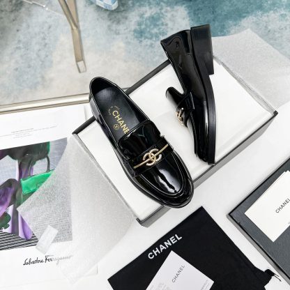 Chanel's new early spring black shiny beautiful and comfortable loafers with a heel height of 2.5cm - Image 2