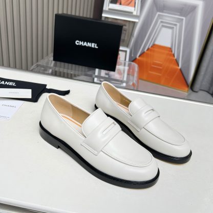 Chanel Early Autumn New Small Round Head White Retro Loafers - Image 2