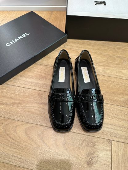 Chanel autumn and winter four seasons retro style small round head black shiny loafers - Image 2