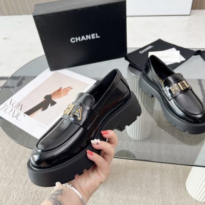 Chanel autumn and winter series black shiny new small round head European and American catwalk style loafers - Image 2