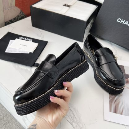 Chanel's new four seasons retro style small round head black shiny loafers - Image 2