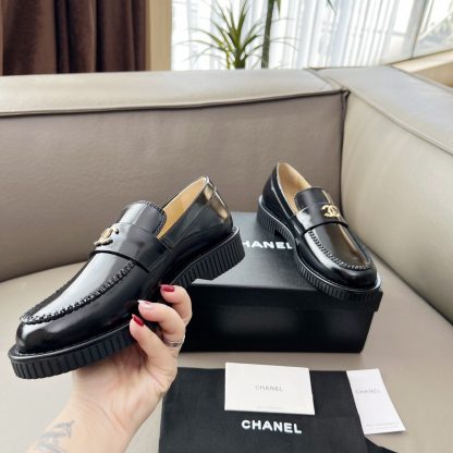 Chanel Early Spring Dance Shoes Series Black Shiny Small Round Head Retro Loafers - Image 2