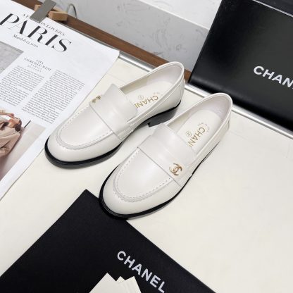 Chanel autumn and winter white retro loafers - Image 2