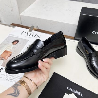 Chanel autumn and winter black shiny retro loafers - Image 2