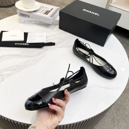 Chanel's new black early spring product is slim and paired with lace-up loafers - Image 2