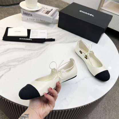 Chanel's new white early spring products are slim and paired with lace-up loafers - Image 2
