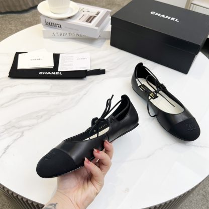 Chanel's early spring black matte new product is slim and paired with lace-up loafers - Image 2