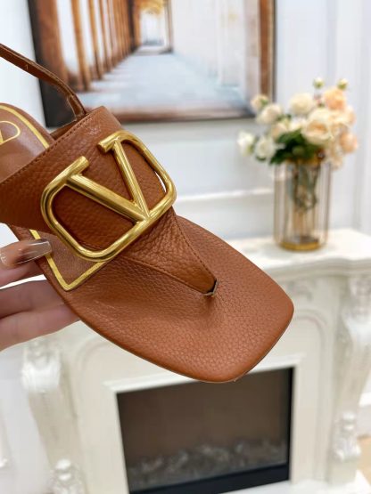 VALENTINO Fashionable and versatile thong sandals - Image 3