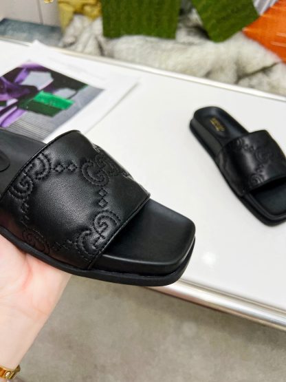 Gucci women's flat slippers - Image 3