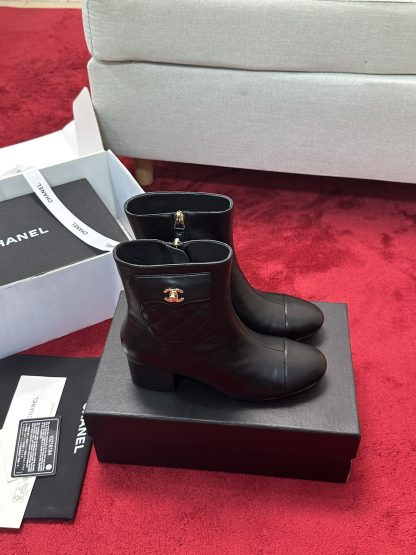 Chanel's new simple, stylish and comfortable black shiny short boots with a heel height of 5cm - Image 2