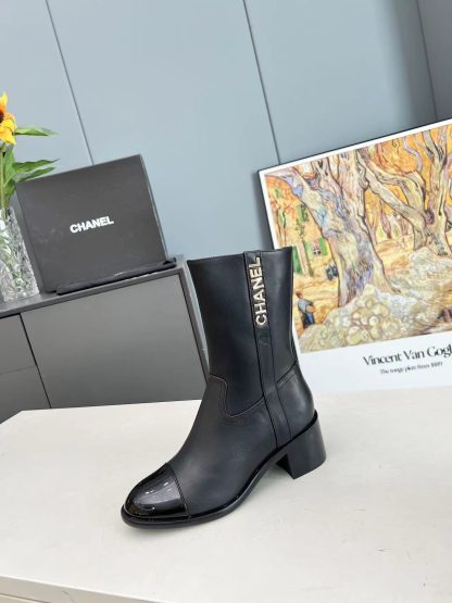 Chanel's autumn and winter main season hits are worth adding to your wardrobe with black thick-heeled boots - Image 2