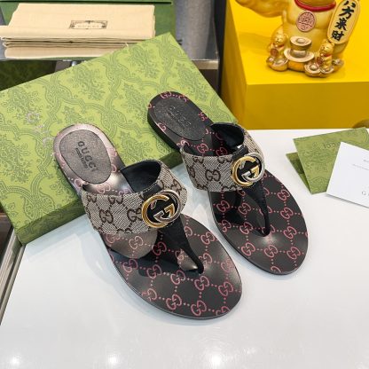Gucci women's flat slippers - Image 2