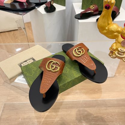 Gucci women's flat slippers - Image 3