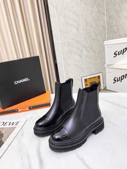 Chanel's latest black fashionable Chelsea boots for autumn and winter - Image 2