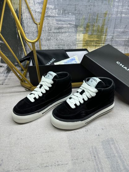 Chanel's latest black couple sports high-top casual shoes - Image 2