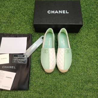 Chanel's early spring sunshine green and white new fisherman shoes