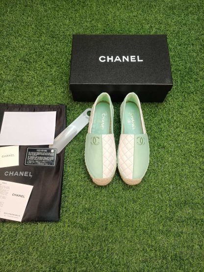 Chanel's early spring sunshine green and white new fisherman shoes
