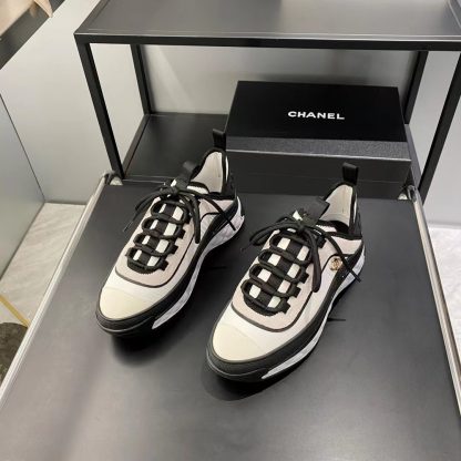 Chanel's latest beautiful black and white slim casual sneakers - Image 2