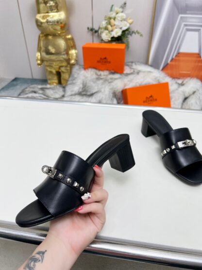 Hermès Spring/Summer new black thick-heeled sandals, heel height 5cm - Image 2
