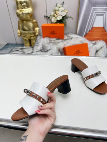 Hermès new spring and summer white and brown color matching thick heel sandals, heel height 5cm - Image 2