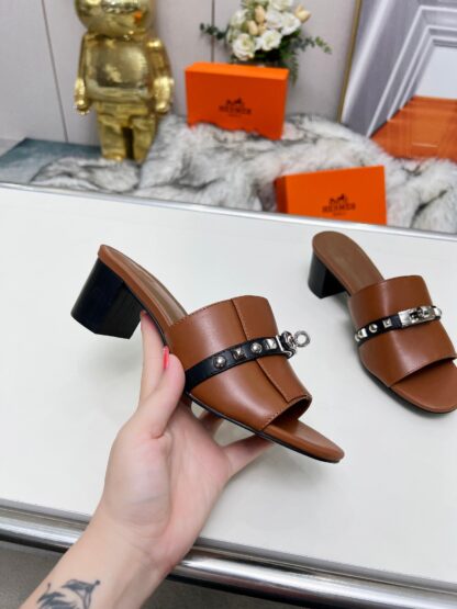 Hermès new spring and summer brown and black color matching thick heel sandals, heel height 5cm - Image 2