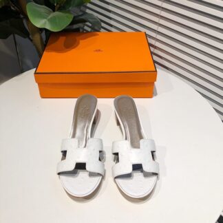 Hermès white summer versatile crocodile pattern thick heel sandals