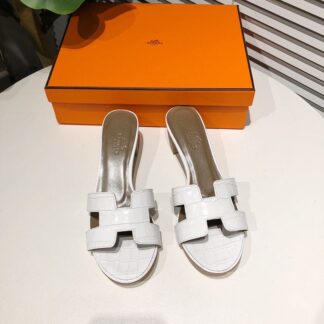 Hermès summer classic versatile crocodile pattern white apricot thick heel sandals