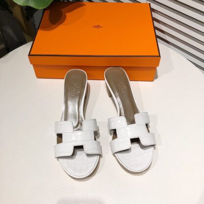 Hermès summer classic versatile crocodile pattern white apricot thick heel sandals