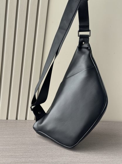 Prada stylish chest bag - Image 2