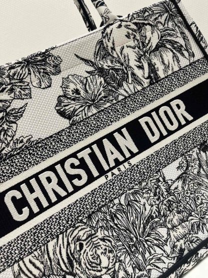 Dior Spring/Summer Series Jungle White Tiger Tote Bag - Image 2