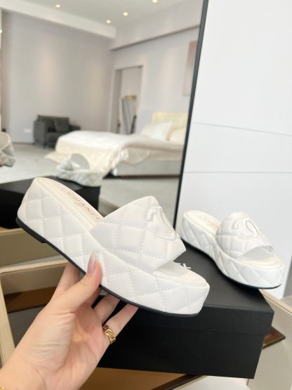 Chanel white simple and versatile super beautiful small slippers