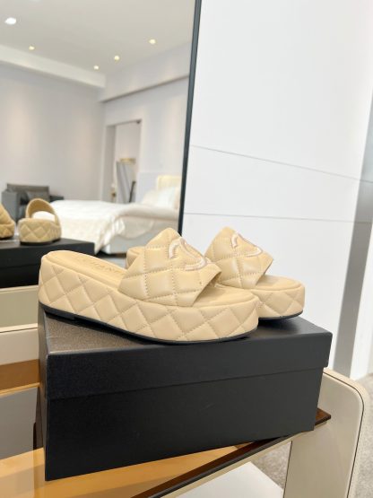 Chanel apricot color simple and versatile super beautiful small slippers