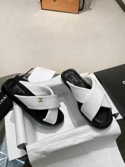 Chanel Spring and Summer Classic White Versatile Slippers - Image 2