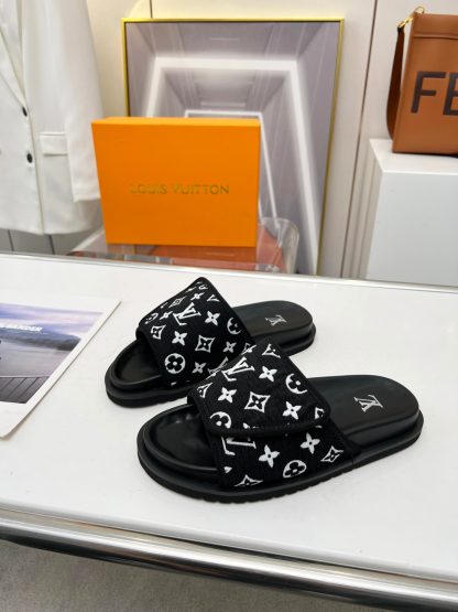 Louis Vuitton couple's early autumn new embossed logo hot-selling slippers - Image 2