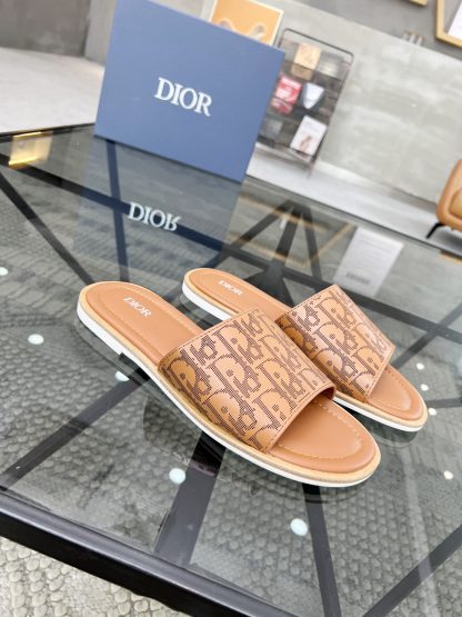 Dior Fashion Temperament Flat Stand - Image 2