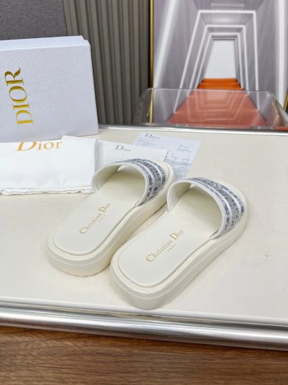 Dior's new versatile platform sandals - Image 2