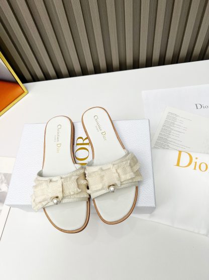 Dior's new versatile pearl slippers - Image 2