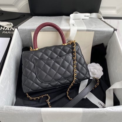 Chanel classic diamond quilted handbag with snake skin handle - Image 3