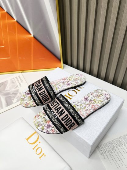 Dior refined embroidered slippers with exquisite soles - Image 3